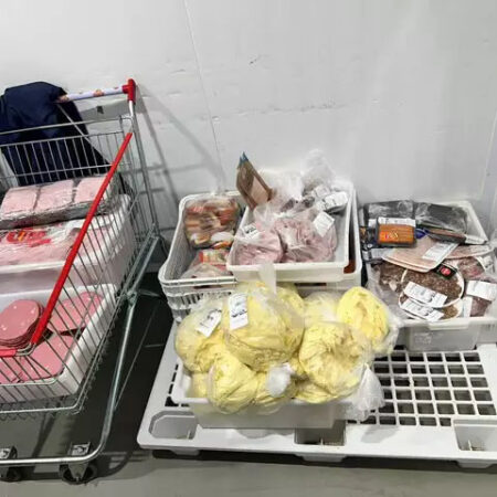 Operação apreende carnes e frios em atacadista