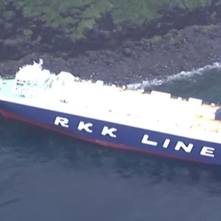 Cargueiro encalha em ilha próxima à costa de Tóquio