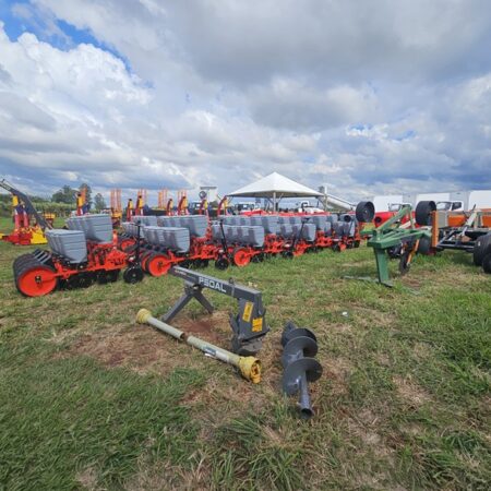 Governo de MS entrega 77 máquinas agrícolas a 27 municípios