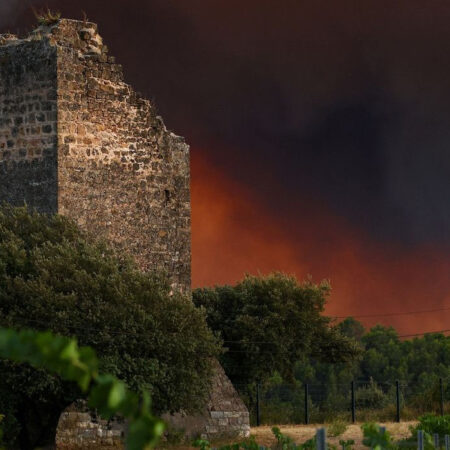 Europa enfrenta onda de incêndios florestais históricos