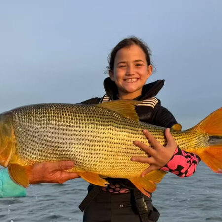 Aos sete anos, menina bate recorde com dourado gigante no Rio Paraná
